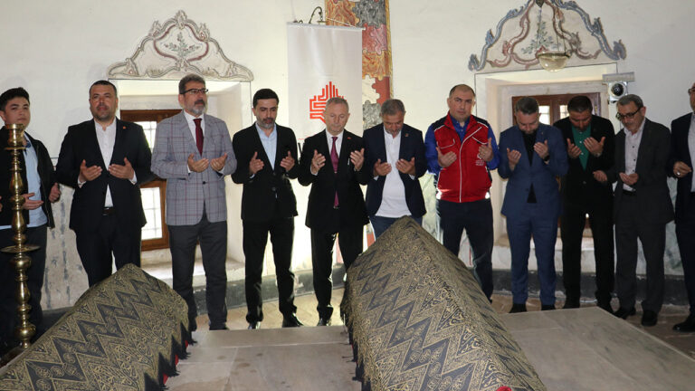 fatih-sultan-mehmetin-annesi-mezari-basinda-anildi-9an8DvT9.jpg
