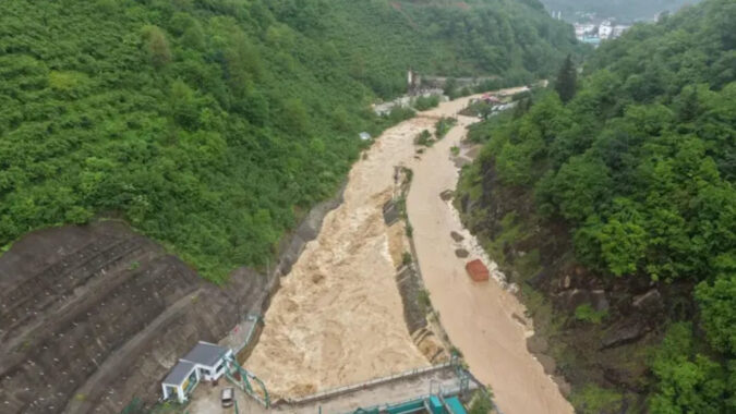 Giresun’da taşan dere nedeniyle il yolu trafiğe kapatıldı