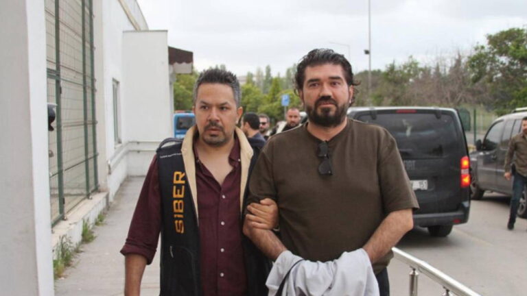 gozaltindaki-rasim-ozan-kutahyali-adanaya-getirildi-gazetecilere-konustu-bir-yanlis-anlasilma-var-gP4qpHJq.jpg