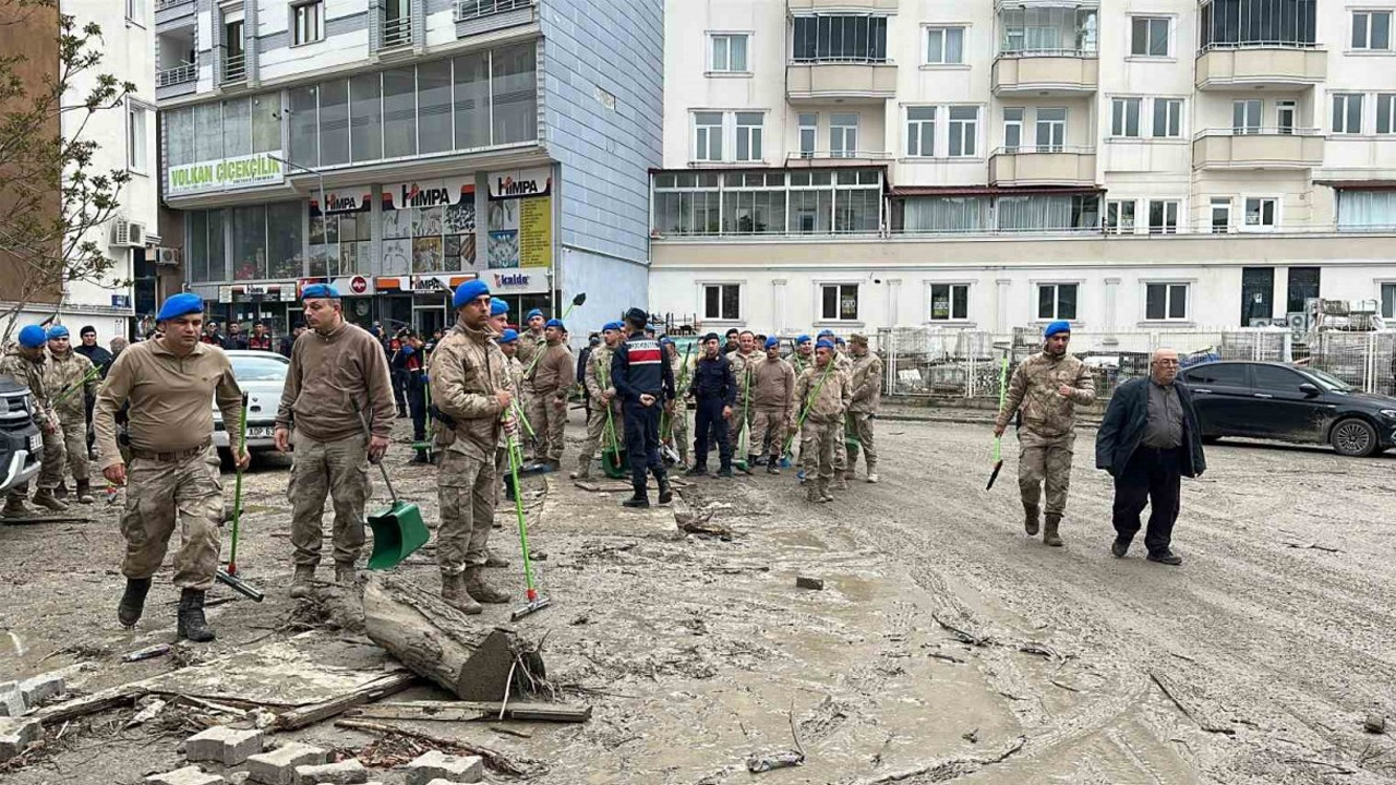 havzadaki-selde-ekipler-seferber-oldu-bin-63-personel-sahada-VjOQc3OT.jpg