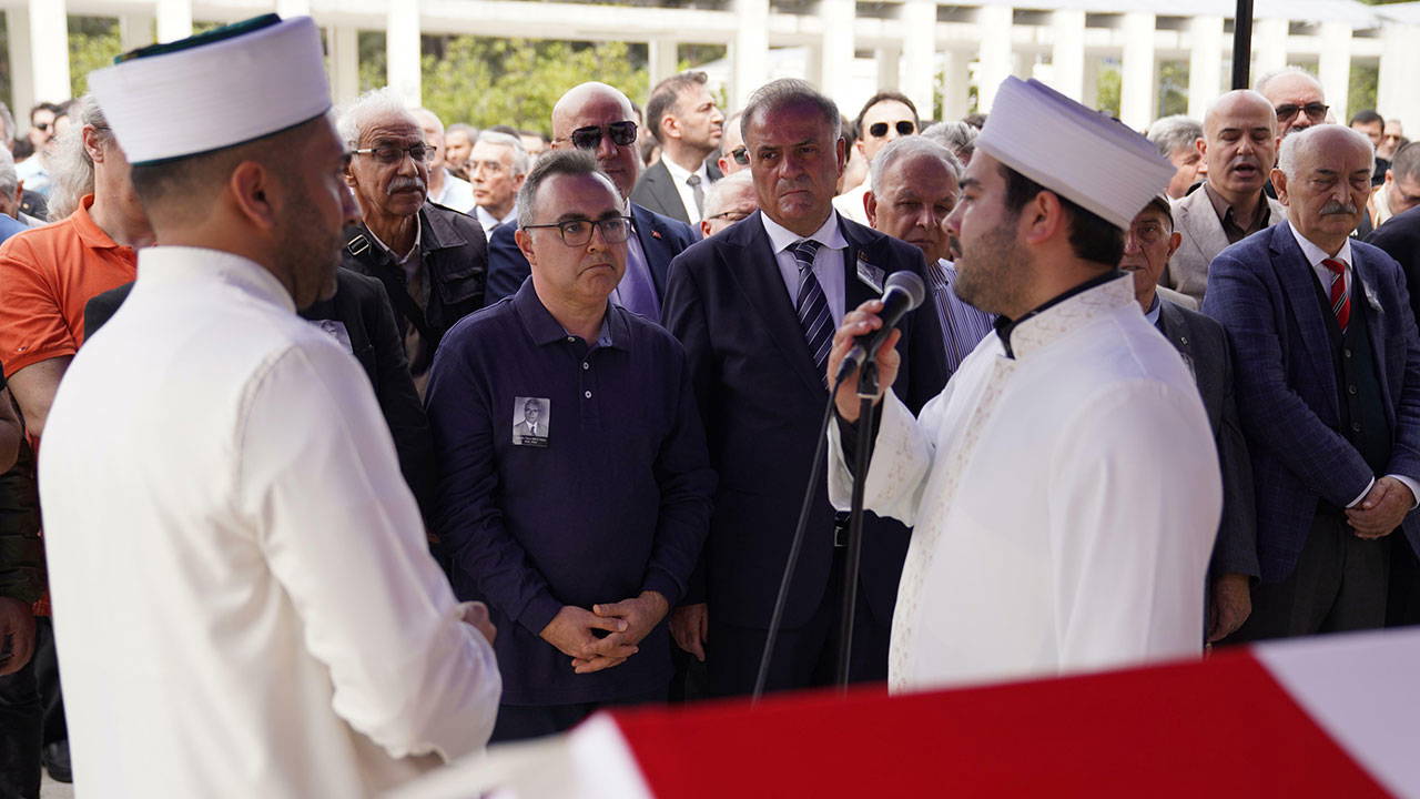 ibbye-yeni-operasyonda-bugun-hakkinda-gozalti-karari-cikmisti-yasin-cagatay-seckin-babasini-son-yolculuguna-9fD3adeX.jpg