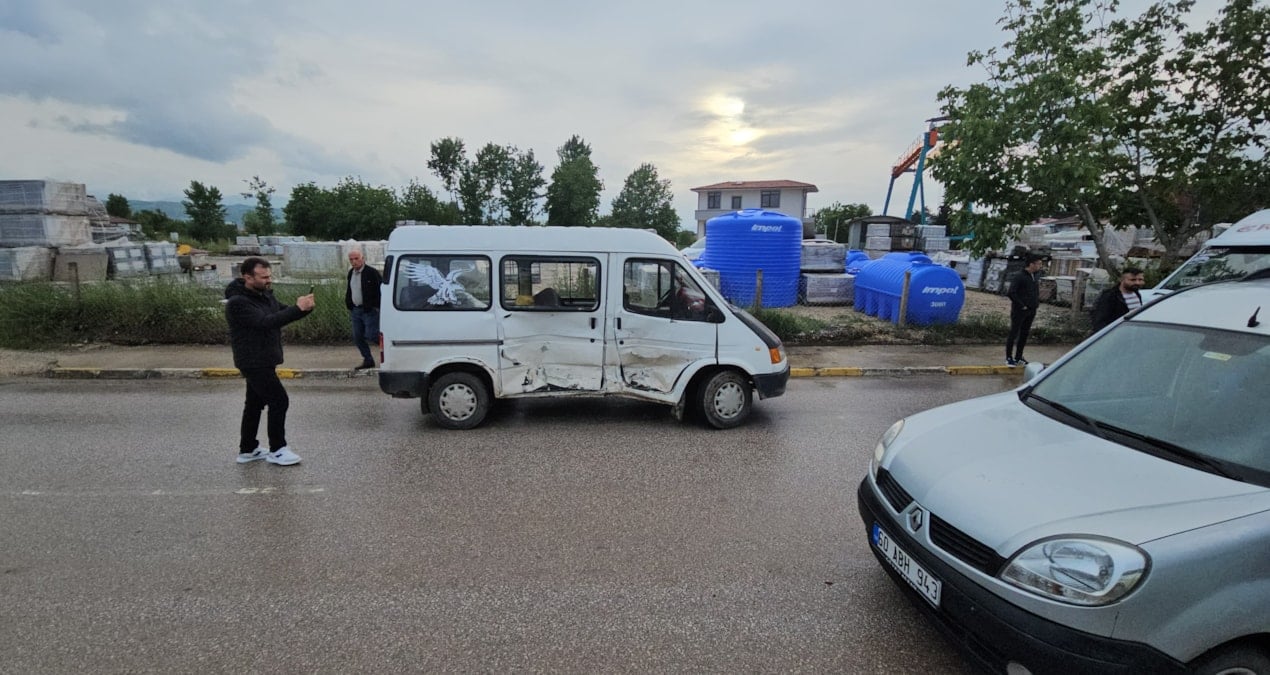 iki-minibusun-karistigi-kazada-11-yarali-lsNQxfZO.jpg