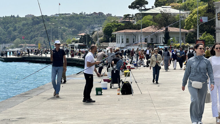 istanbulda-gunesi-gorun-sahillere-akin-etti-ROUl6GvB.jpg