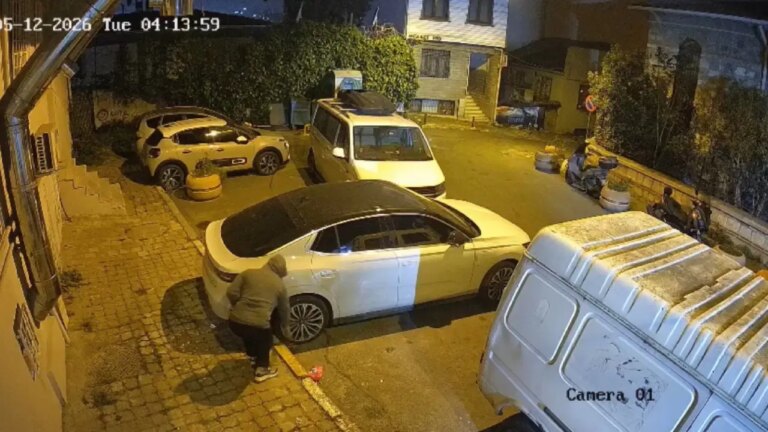 istanbulda-is-insaninin-otomobiline-saldiri-lastiklerini-bicakladilar-vX2frkqM.jpg