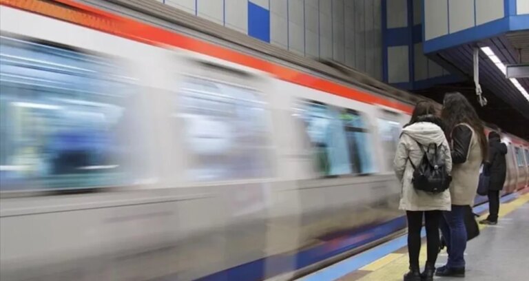 istanbulda-metro-seferleri-kilit-peronlar-doldu-tasti-IcgJDdWi.jpg