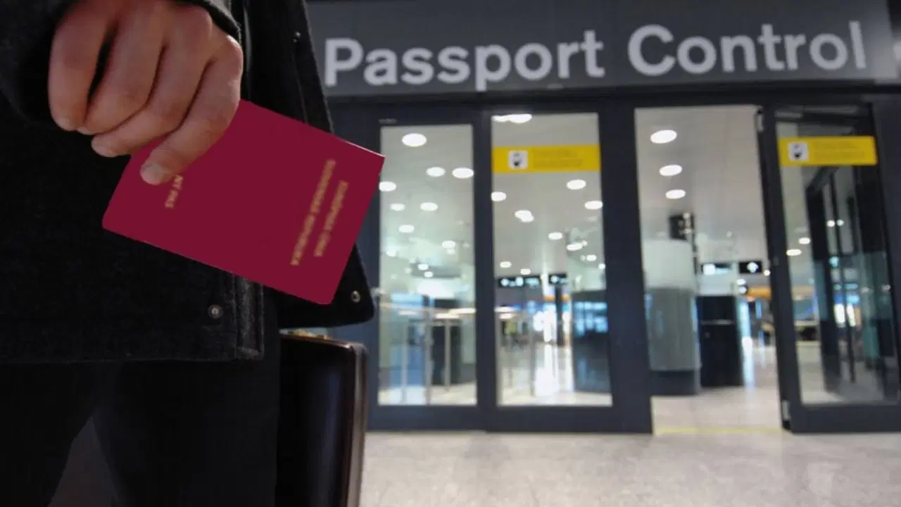 istanbulda-sahte-pasaportla-ingiltereye-gitmeye-calisanlara-yardim-eden-8-zanli-yakalandi-rDUHXbLQ.jpg