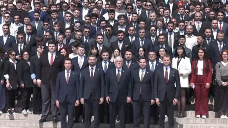 iyi-parti-genel-baskani-dervisoglu-genclerle-anitkabiri-ziyaret-etti-Qk7OR9J9.jpg