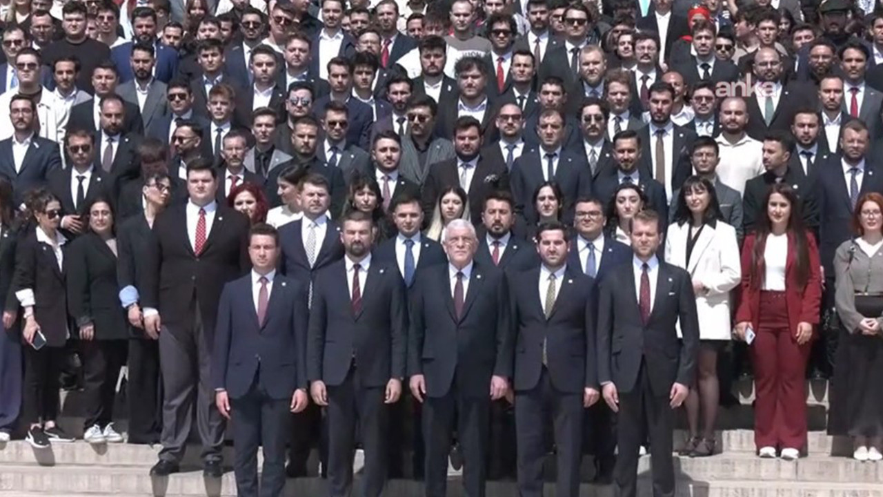 iyi-parti-genel-baskani-dervisoglu-genclerle-anitkabiri-ziyaret-etti-Qk7OR9J9.jpg