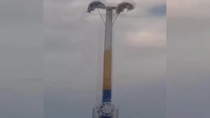İzmir’de lunaparkta korku dolu anlar: Metrelerce yüksekte baş aşağı mahsur kaldılar