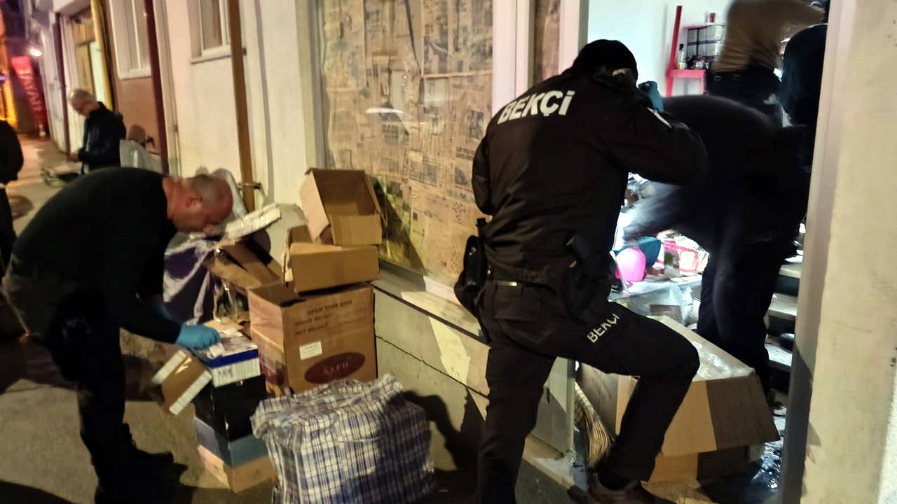 kadina-siddet-ihbarina-giden-polis-3-milyon-liralik-kacak-urun-ele-gecirdi-2-kisi-9Sdukx4M.jpg