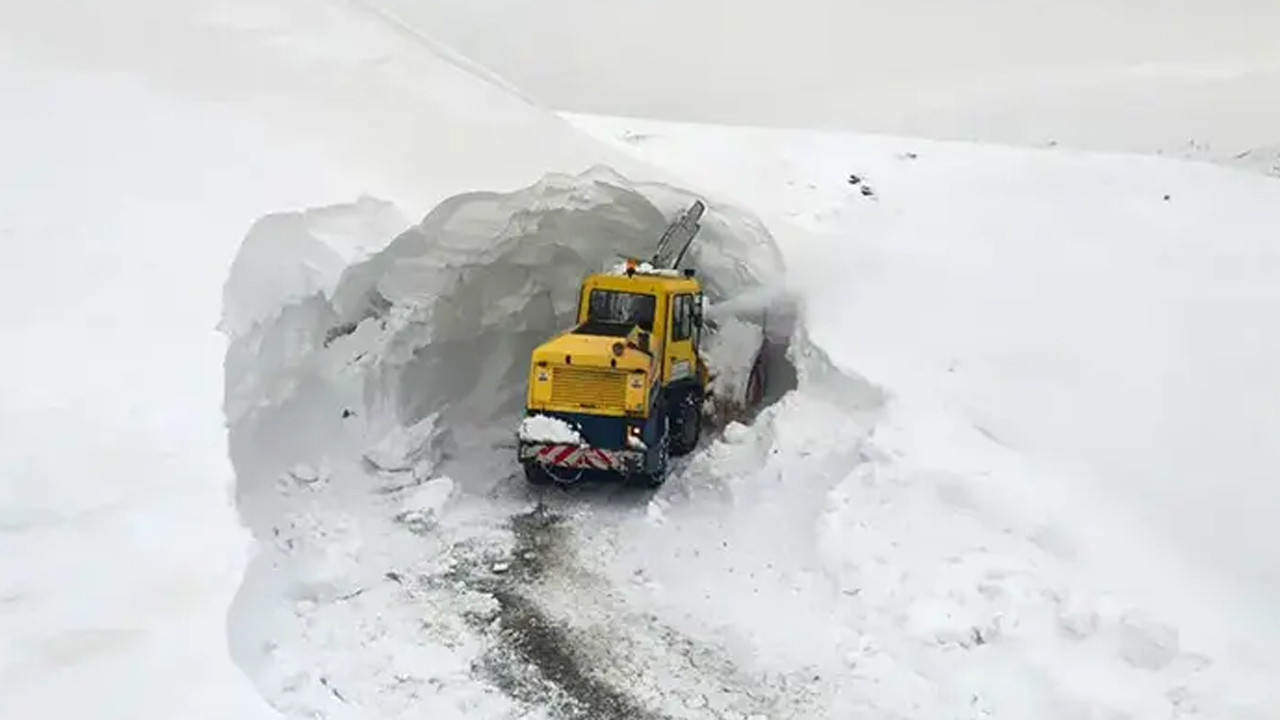 kar-kalinliginin-7-metreyi-buldugu-nemrut-yolunda-calisma-baslatildi-EceD17cm.jpg