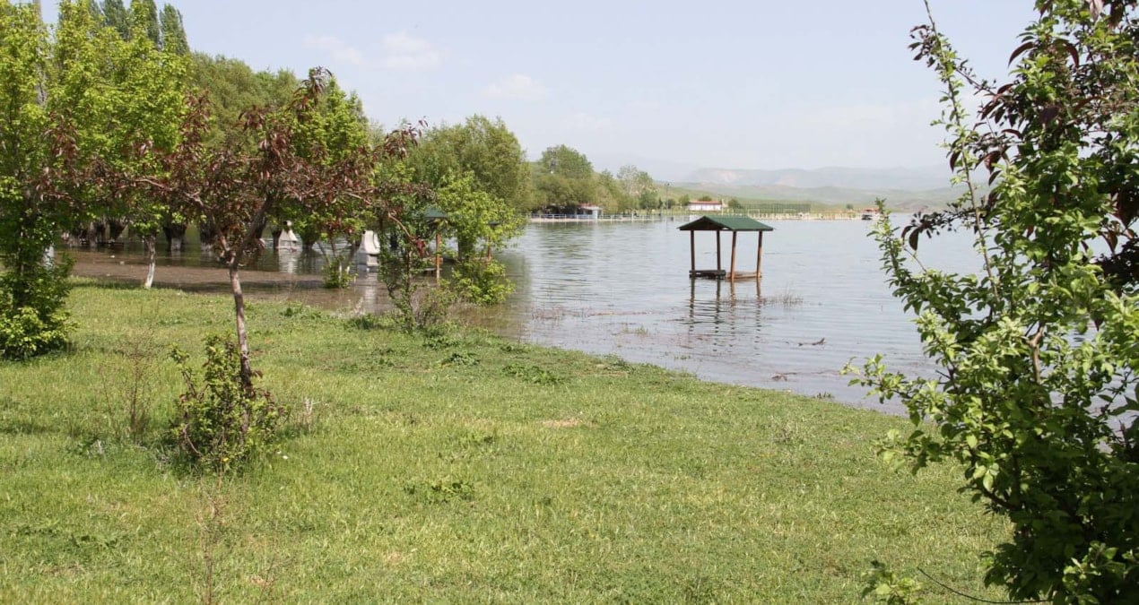 kilickaya-baraji-tasti-belediye-tesisleri-su-altinda-kaldi-SBKk3sTR.jpg