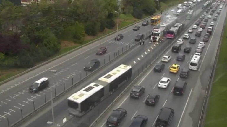 kopru-istikametinde-metrobus-motoru-alev-aldi-vOSAUtbr.jpg