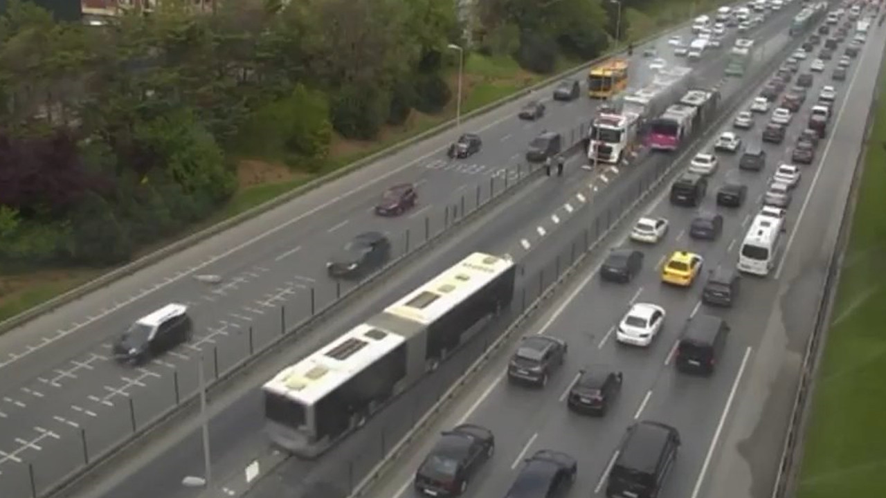 kopru-istikametinde-metrobus-motoru-alev-aldi-vOSAUtbr.jpg