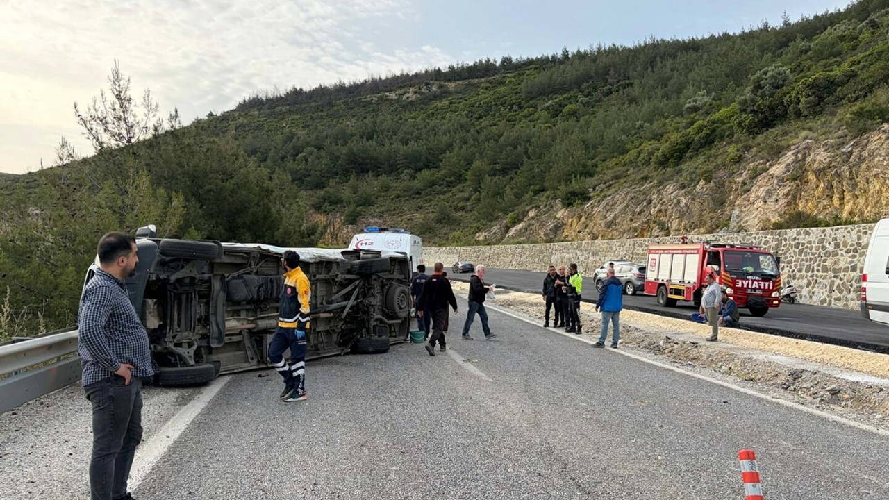 kusadasinda-otomobil-ile-minibus-carpisti-cok-sayida-yarali-var-O3MY7CpM.jpg