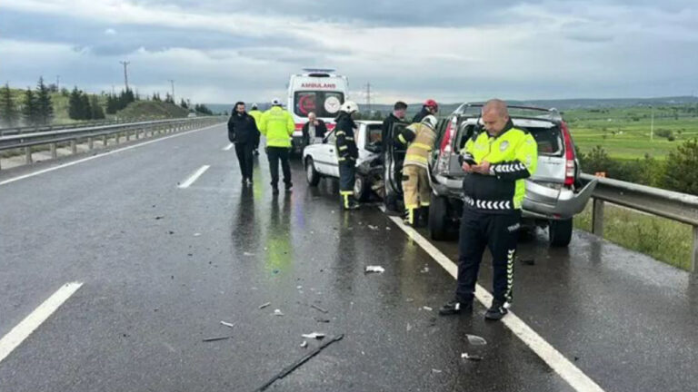 kutahyada-3-aracli-zincirleme-kaza-2-yarali-N3ksyVPz.jpg