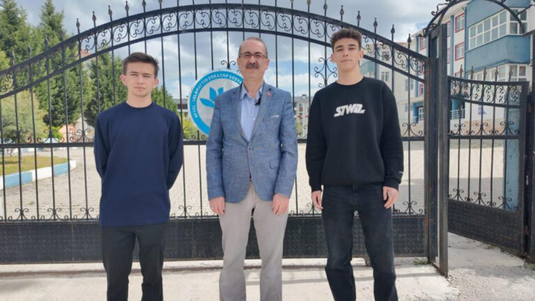 liseli-2-genc-otobuste-ici-para-dolu-poset-buldu-CfefRdJq.jpg