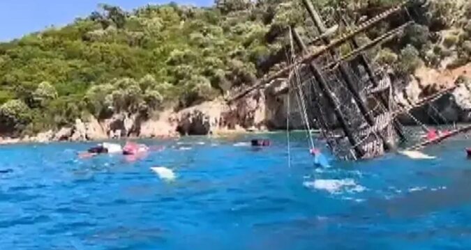 Marmaris’te tur teknesi battı