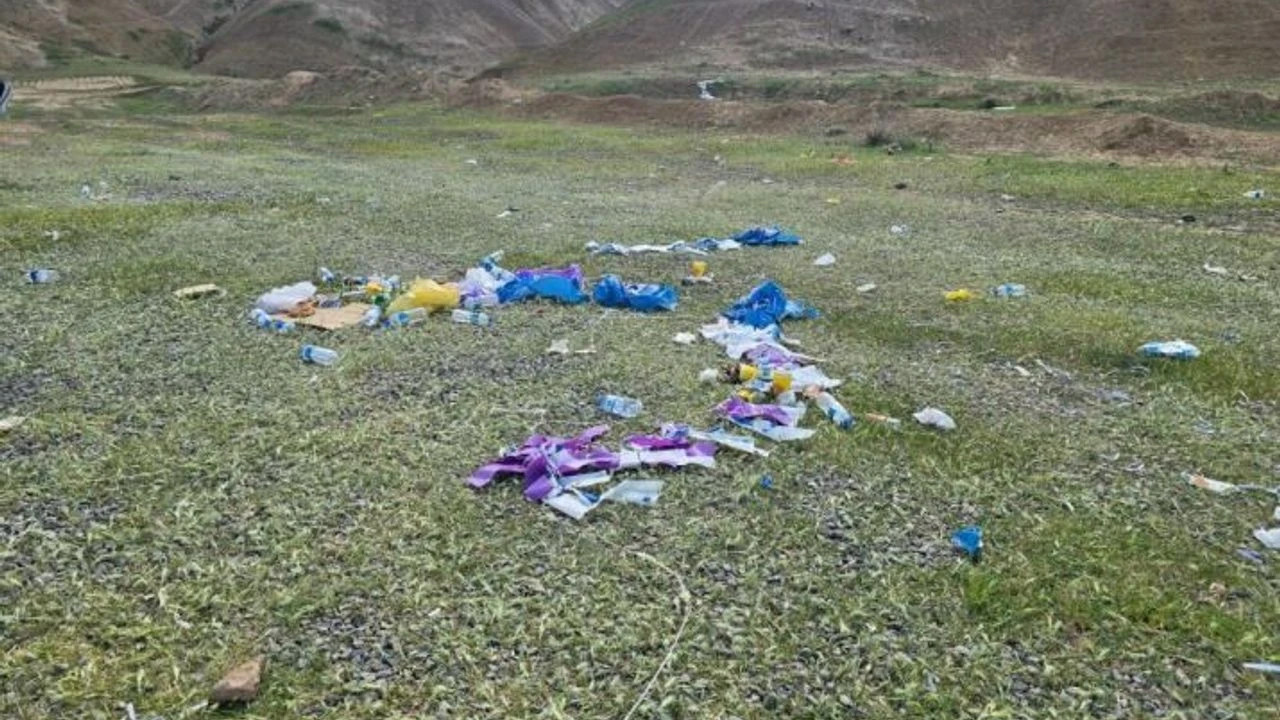 milyonlarca-yillik-mirasa-saygisizlik-gokkusagi-tepeleri-copluge-dondu-QbOhAKPI.jpg