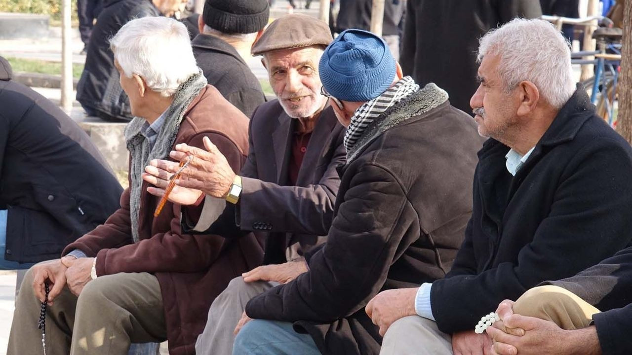 o-belediye-dugmeye-basti-emeklilere-5-bin-tl-bayram-destegi-uF41eaKq.jpg