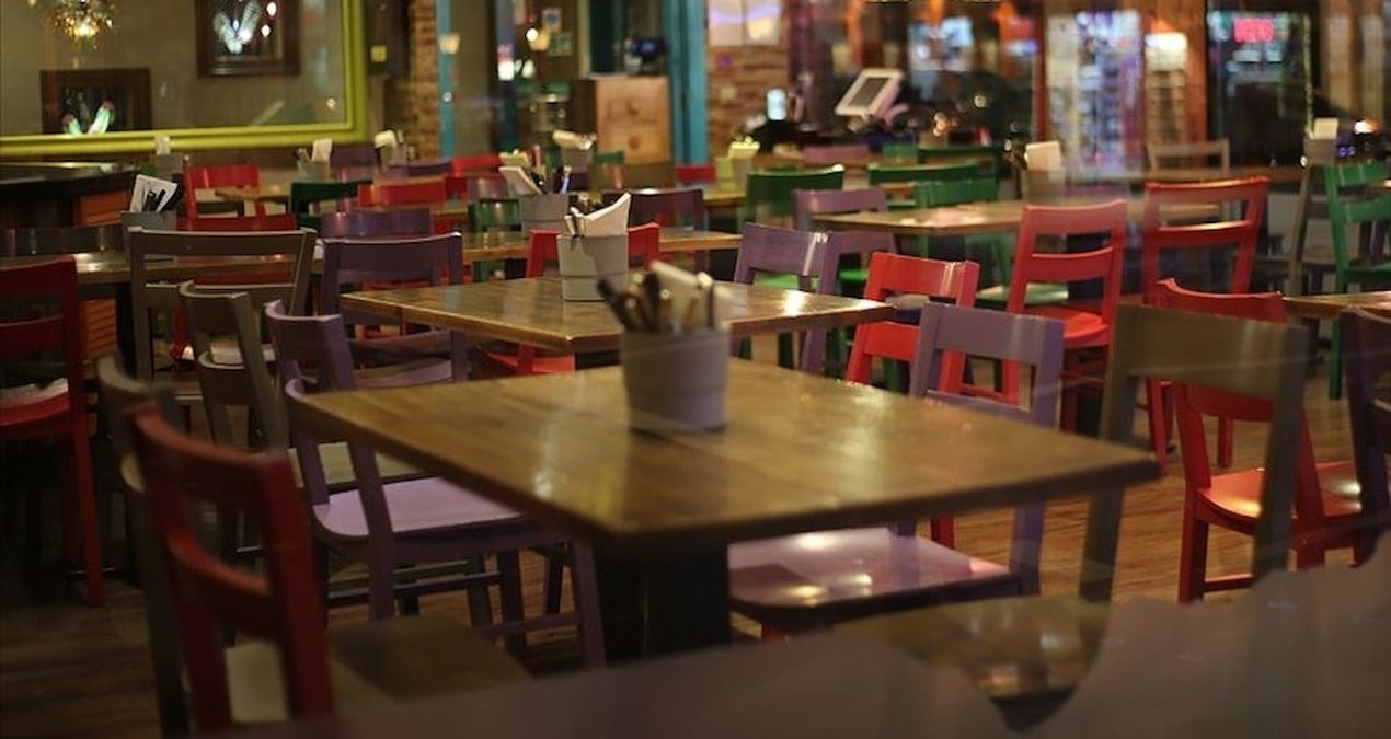 o-restoran-musterilerinden-kusma-ucreti-alacak-htT9KYLz.jpg