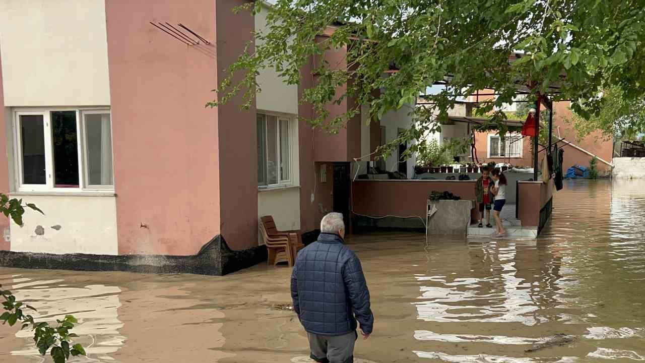 osmaniyede-saganak-etkili-oldu-evleri-ve-tarlalari-su-basti-sW18mSy4.jpg