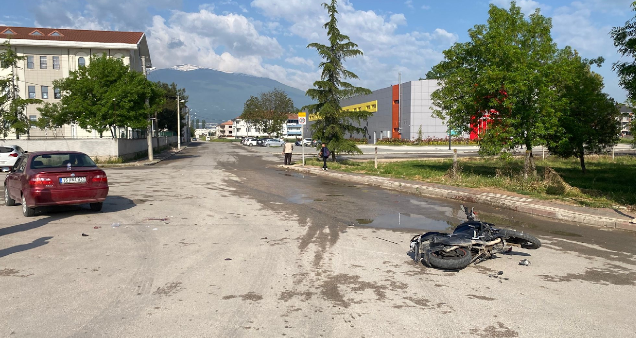 otomobil-ile-motosiklet-carpisti-5-kisi-yaralandi-Cp4A6KH9.jpg