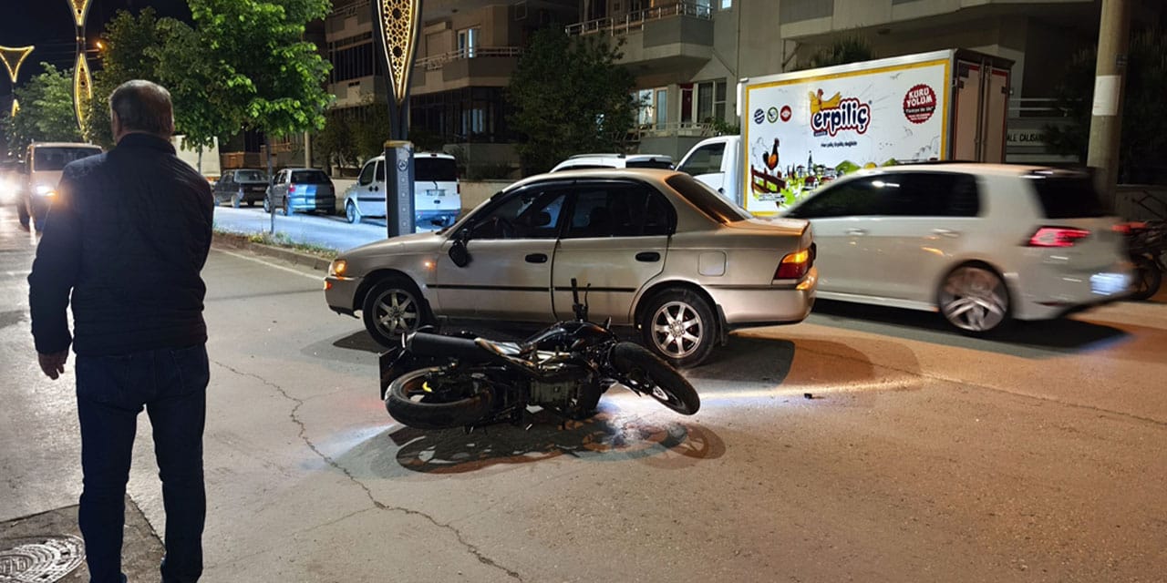 Otomobille motosikletin çarpıştığı kaza kamerada: 2 yaralı