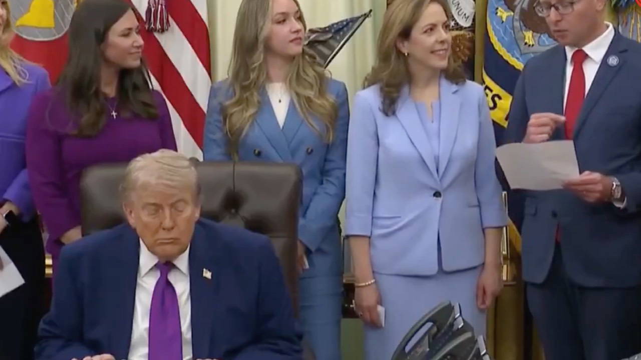 oval-ofiste-dalgin-anlar-trump-kameralar-onunde-uyukladi-a2VGO9Pr.jpg