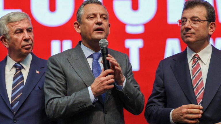 ozgur-ozelden-dikkat-ceken-birlik-mesaji-imamoglu-ve-yavasi-da-ekledi-vnMGVWr4.jpg