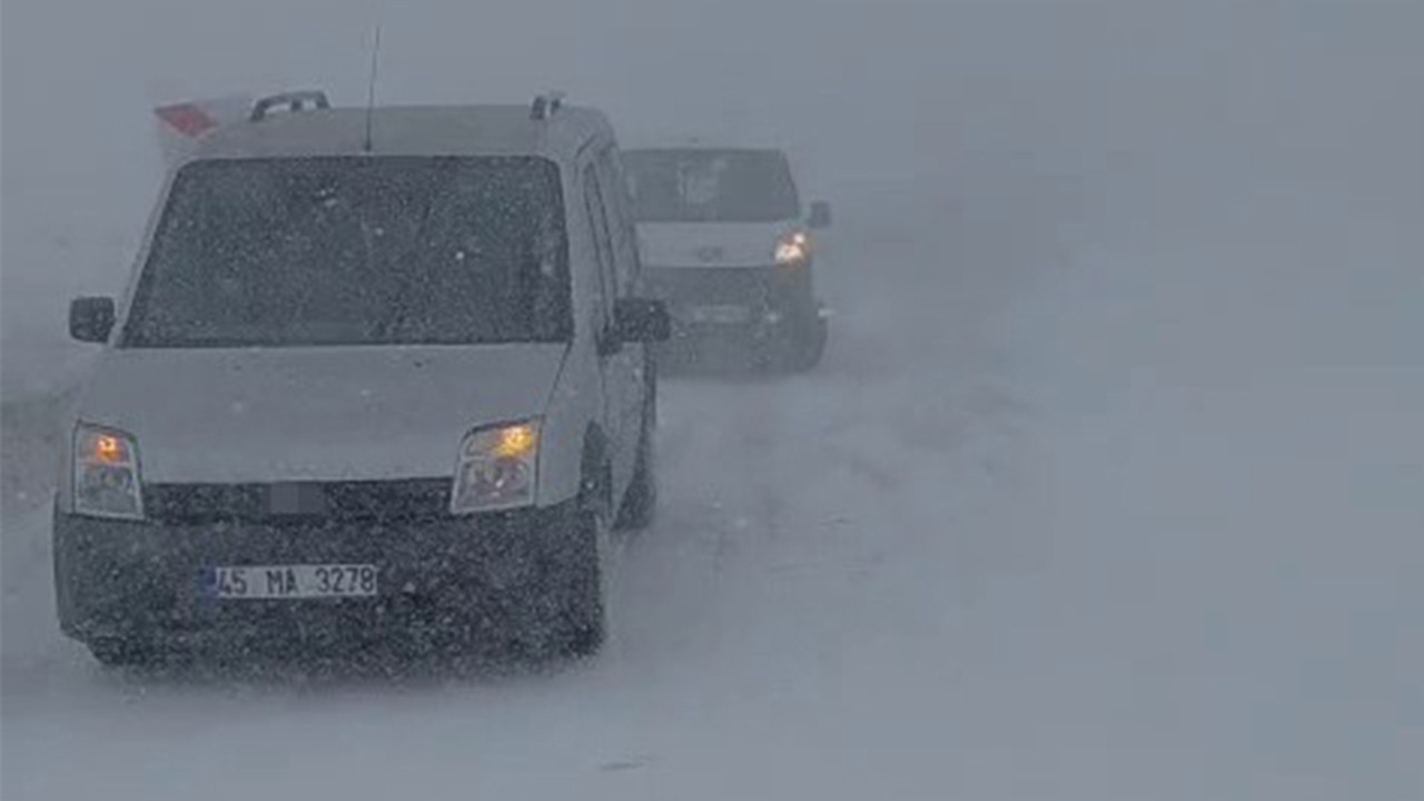 palandoken-gecidinde-saatlerce-mahsur-kaldilar-sis-ve-tipi-etkili-oldu-QgOWIxQn.jpg