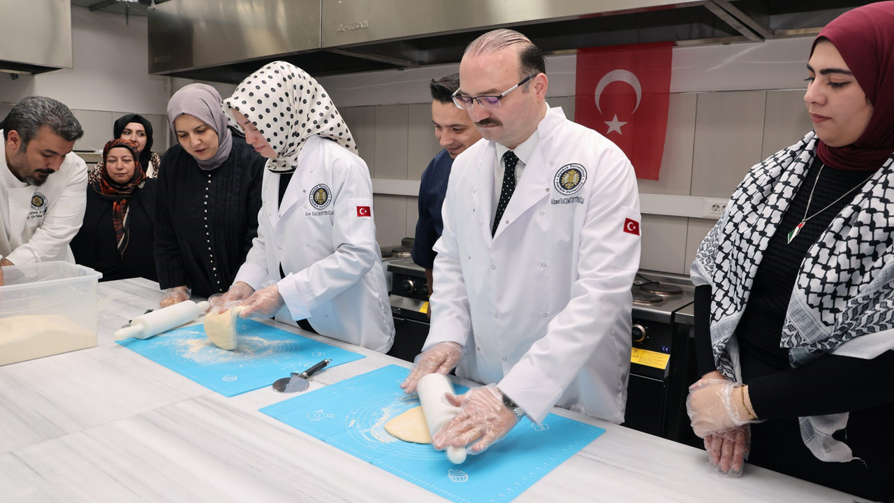 rektor-eline-oklavayi-aldi-hamur-acip-pisi-pisirdi-3OmWP1yc.jpg