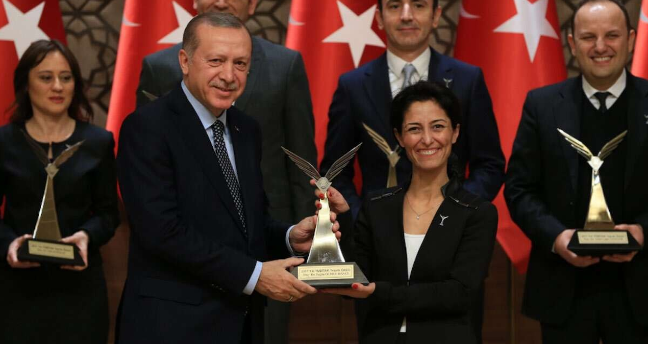safak-operasyonunda-gozaltina-alinmisti-ibb-yoneticisi-profesor-erdoganin-elinden-odul-almis-D9rIywDc.jpg
