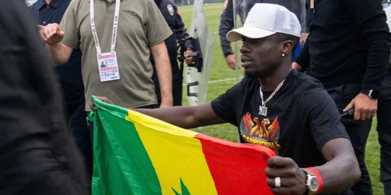 sahadaki-kriz-eve-tasindi-diagnenin-balkonundaki-senegal-bayragina-polis-baskini-Av2RlvnG.jpg