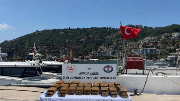 sahile-vuran-paketten-40-kilogram-esrar-cikti-n7zDzmO8.jpg