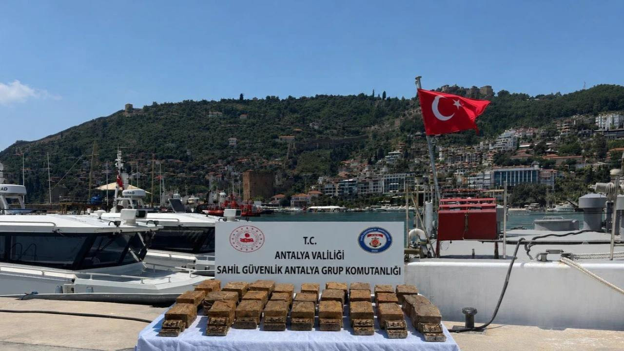 sahile-vuran-paketten-40-kilogram-esrar-cikti-n7zDzmO8.jpg