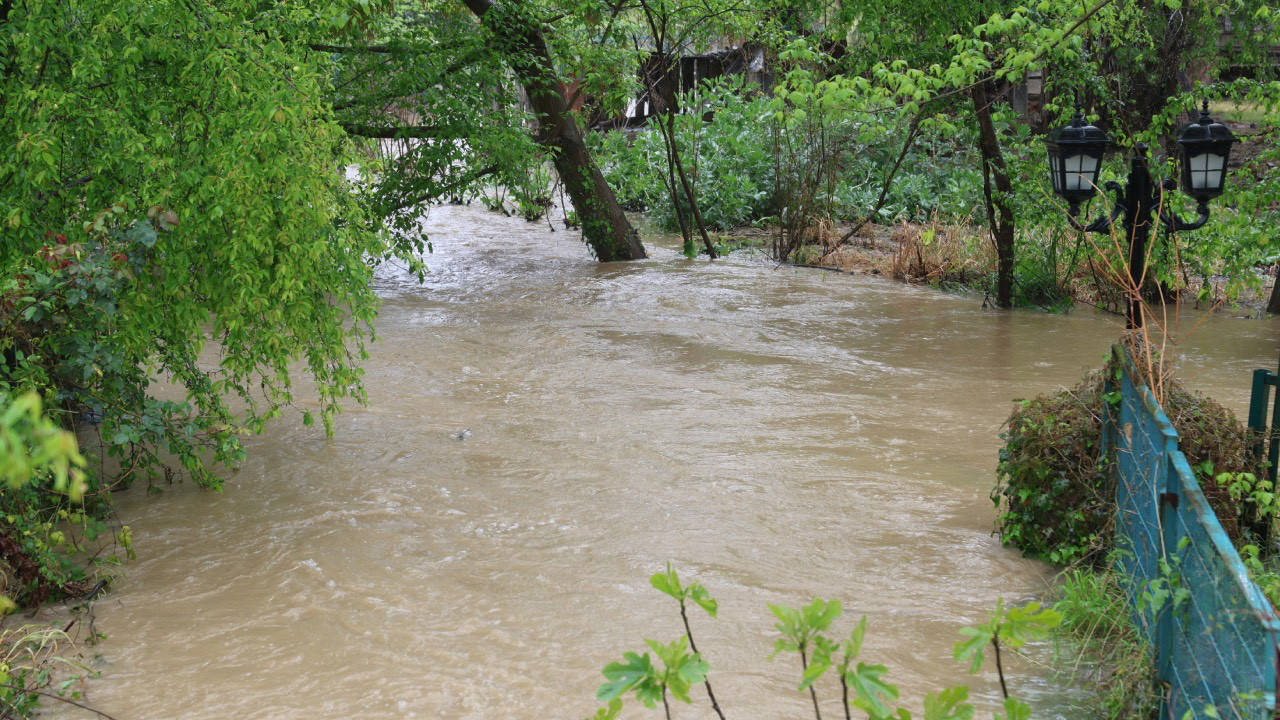 Sakarya’da sağanak hayatı felç etti
