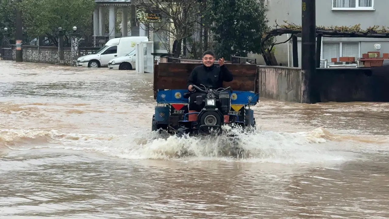 Sakarya’da şiddetli sağanak: Dere taştı, mahalleyi su bastı