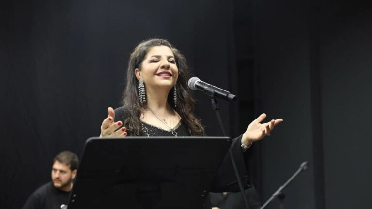 sakaryada-turk-sanat-muzigi-ruzgari-cigdem-gurdal-sahne-aldi-S2pKpvIK.jpg
