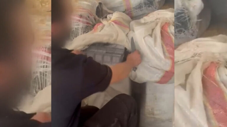 saman-balyalarinin-altinda-40-bin-paket-kacak-sigara-ele-gecirildi-NZC3U5eM.jpg