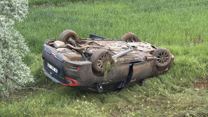 Şarampole devrilen otomobilde 4 kişi yaralandı