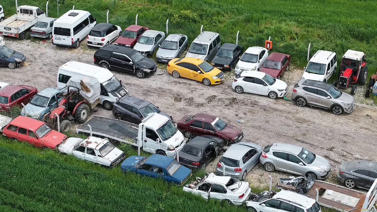sel-felaketinin-yasandigi-havzada-arac-mezarligi-olustu-IM8edkFi.jpg