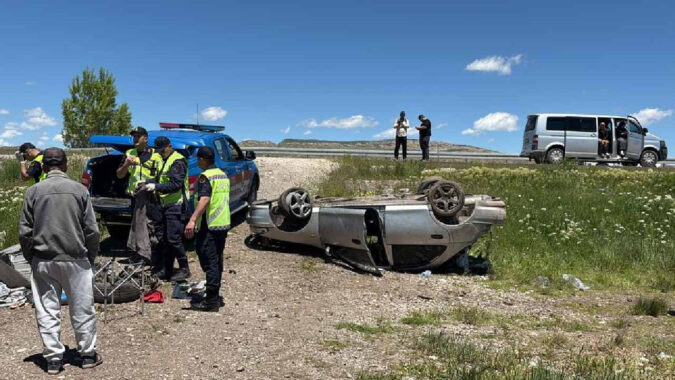 Sivas’ta feci kaza: Otomobil şarampole devrildi