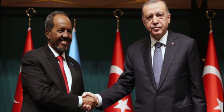 somaliye-13-milyarlik-yardim-yapacagiz-buyuk-devlet-dedigin-kendi-sokaklarindaki-aclik-ve-sefaletle-ilgilenmez-WweUQsCO.jpg