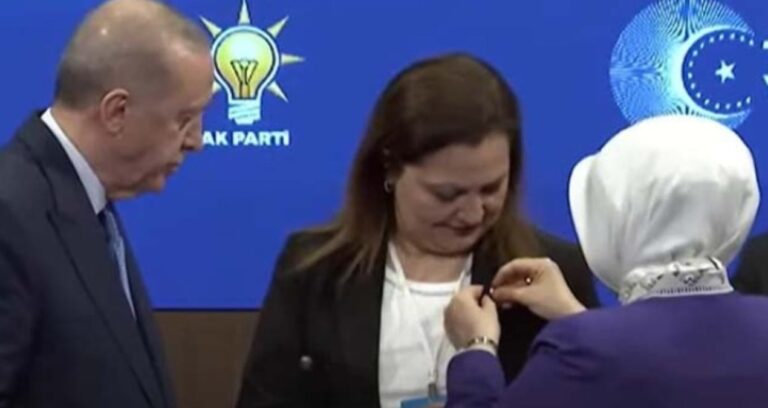 son-dakika-erdogan-duyurdu-burcu-koksal-akpye-katildi-yL1ZH13W.jpg