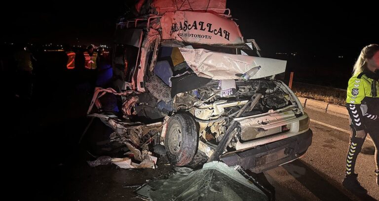 tarim-iscilerini-tasiyan-minibus-kaza-yapti-12-yarali-Spt2MyHC.jpg