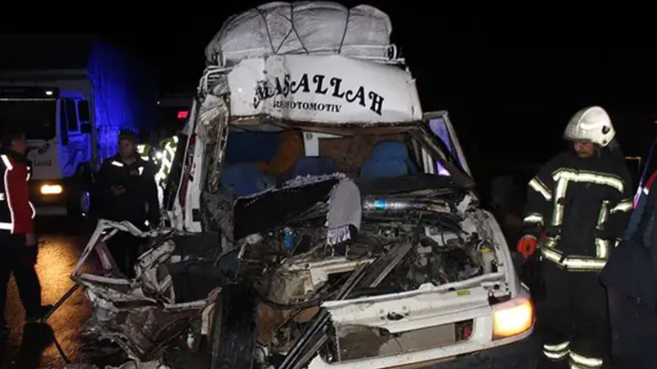 tarim-iscilerini-tasiyan-minibus-tira-arkadan-carpti-12-yarali-HS7fsbIa.jpg
