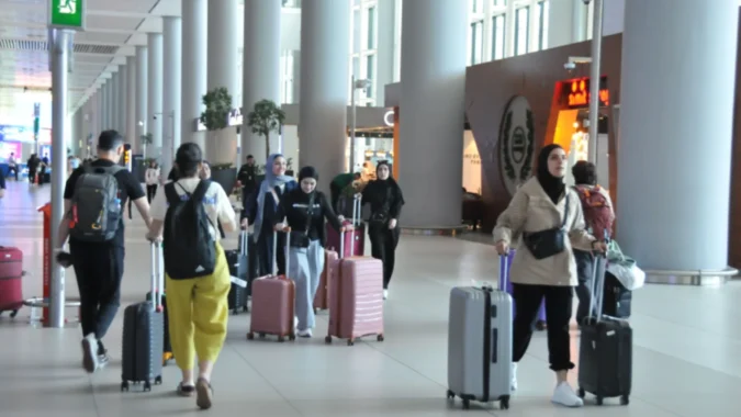 Tatilcilerin dönüşü başladı: İstanbul’daki havalimanlarında 2 bin 470’in üzerinde uçuş bekleniyor!