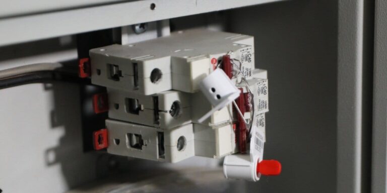 tek-bir-kisinin-borcu-tum-binaya-kesildi-6-gunluk-elektrik-kesintisine-suc-duyurusu-XxZzsG8v.jpg