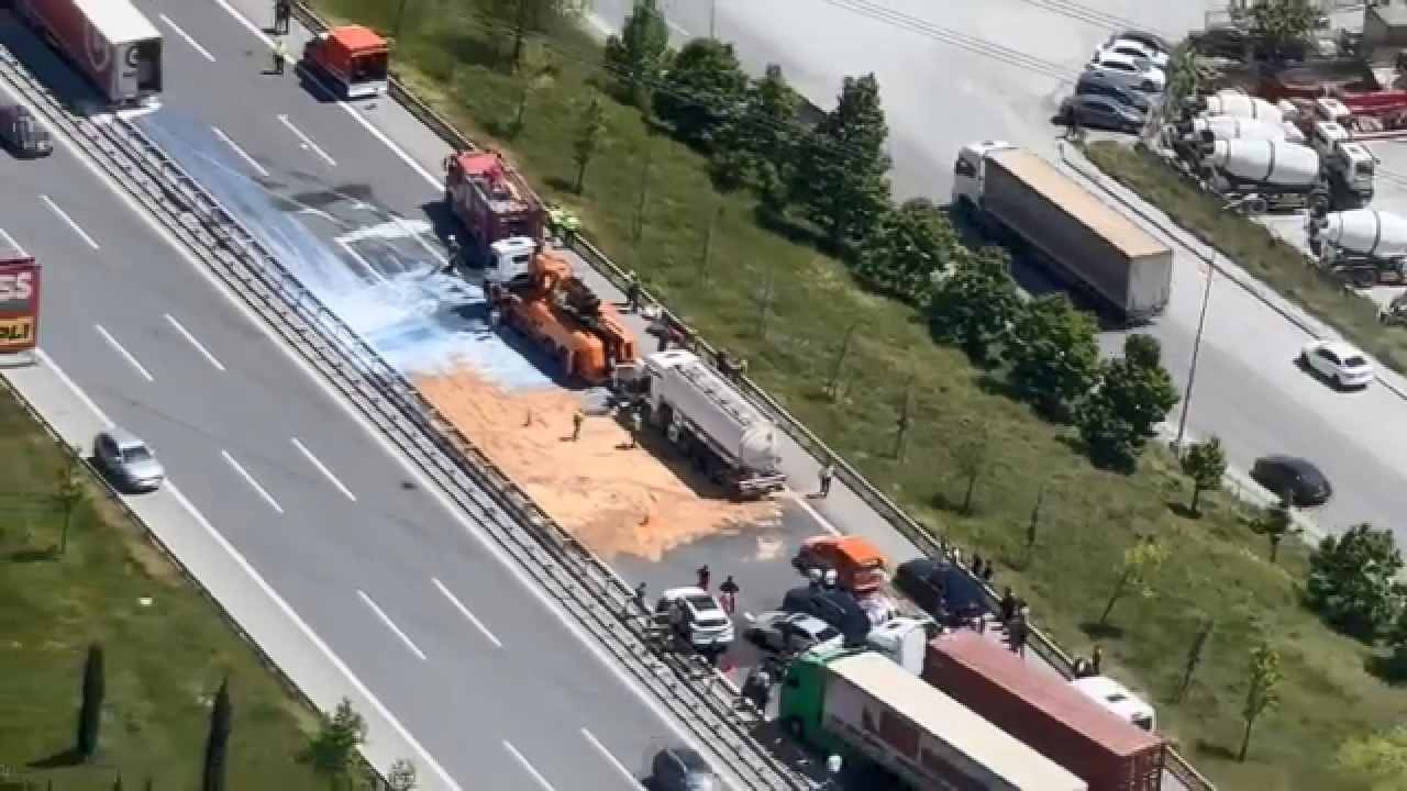 tem-otoyolunda-zincirleme-kaza-trafik-kilitlendi-Mzsz8FPq.jpg